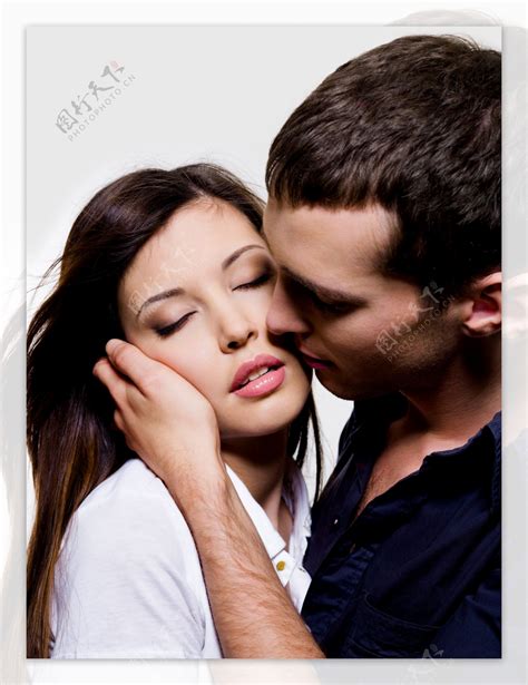 男子亲吻海报上女医生照片 公共场合影响不好