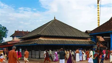Controversy in Chottanikkara temple: Drunk priests rough up assistant ...