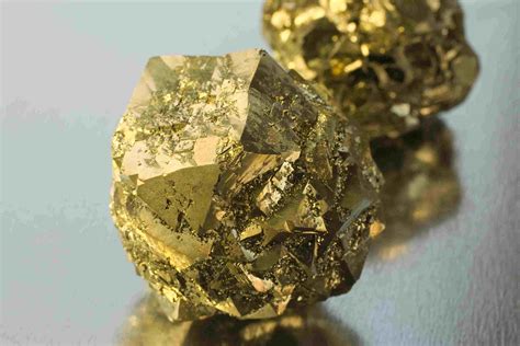 Mineral Luster: Examples and Information
