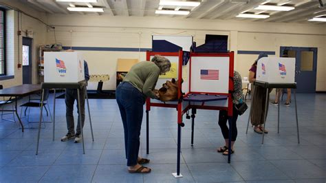Voting Booth 的图像结果