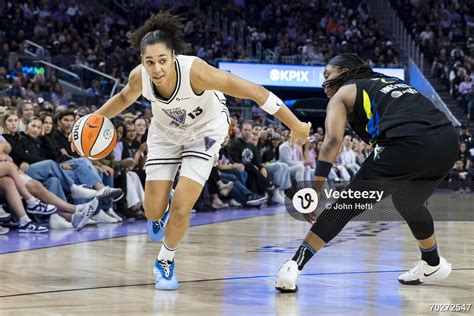 Golden State Valkyries forward Janelle Salaun (13) drives past Dallas ...