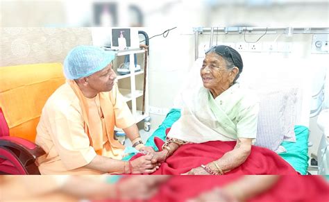 ऋषिकेश एम्स पहुंचे CM योगी, अपनी मां व रुद्रप्रयाग हादसे के घायलों का ...