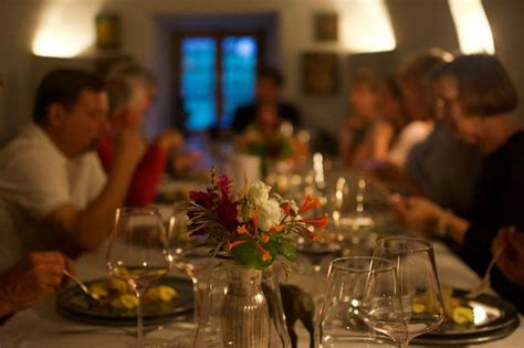 Restaurant with People 的图像结果