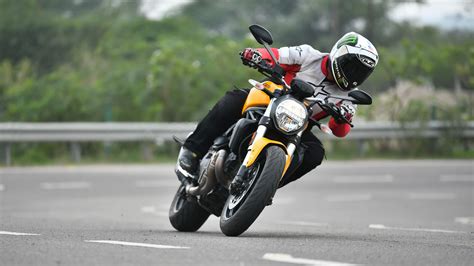 Ducati Monster 821 2018 Std Bike Photos - Overdrive