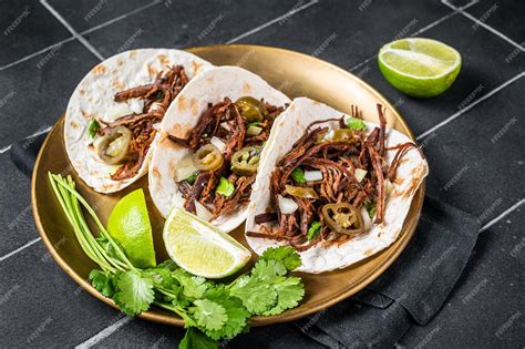 Tacos de barbacoa de carne mexicana con cilantro y cebolla fondo negro ...