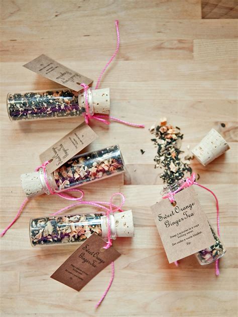 30 Festive DIY Holiday Party Favors - Beeman Harastat