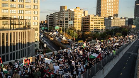 Pro-Palestine Protesters in NYC March Onto Brooklyn Bridge - The New ...