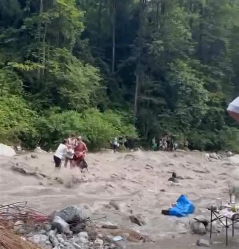 彭州山洪暴发，村民助50多名游客脱险反自责：再大点声喊就好了_腾讯新闻