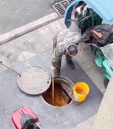 眉山男子在下水道掏地沟油被举报，警方：收了300斤用于造生物柴油_腾讯新闻