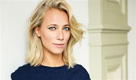 Jennifer Hoffman geeft wel héél veel prijs met luchtig jurkje tijdens première van Haantjes!