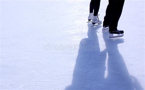 夫妇溜冰场滑冰 库存照片. 图片 包括有 - 13128182