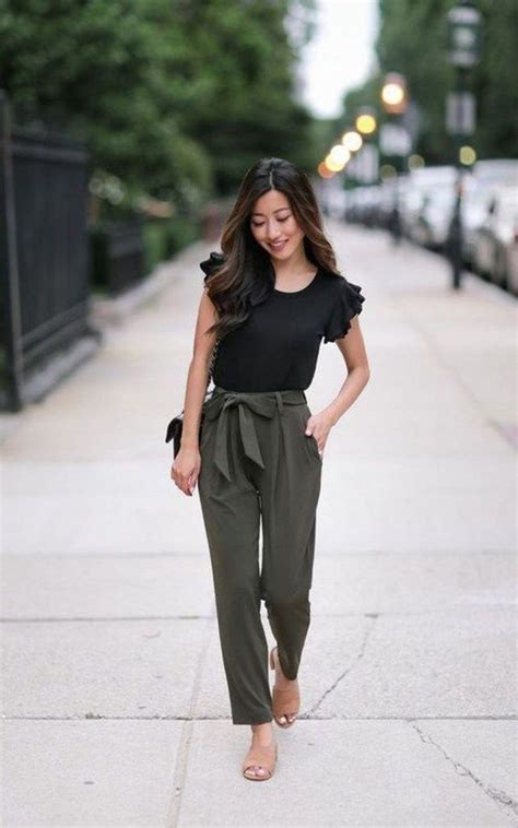 Attractive Woman Business Casual 的图像结果