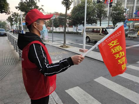 大学生志愿者与交巡警一起上路开展交通劝导-城建交通 -精品万州