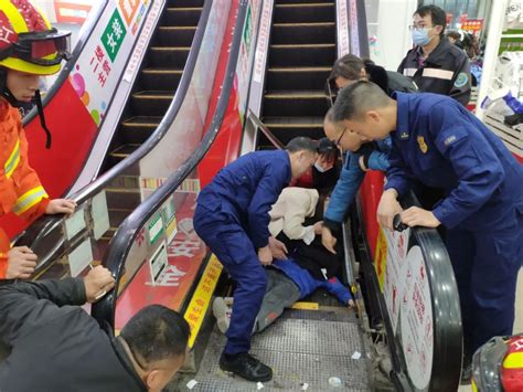 赣州一商场内，男孩被扶梯“咬”到手！|赣州_新浪新闻