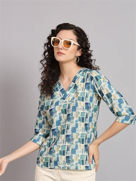 Women Regular Comfort Fit Printed V-Neck Top