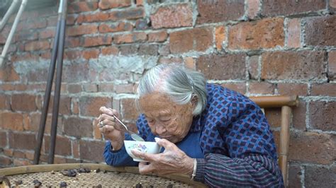 92岁奶奶有7个孩子，好久没吃肉了，看邻家儿媳妇让老人吃的啥 - YouTube