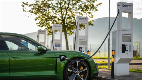 Charging with the Porsche Charging Service: convenient, fast and inexpensive - Porsche Newsroom