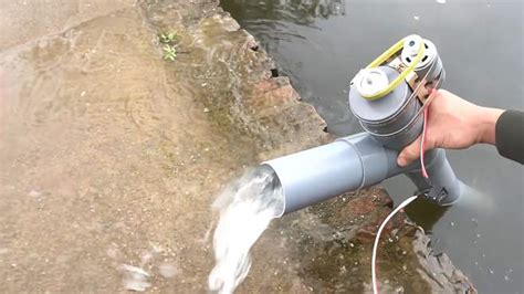 管子扔到水里，打开开关就能源源不断抽水，啥原理？-vlog视频-搜狐视频