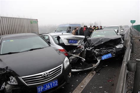 北京冻雨雾霾致多起交通事故_图片频道_财新网