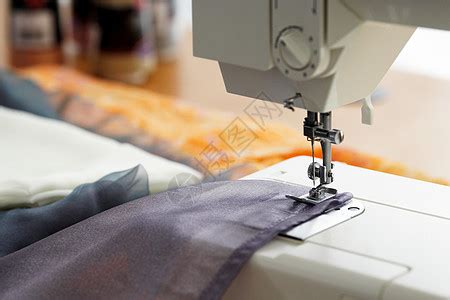 在缝纫机上缝制衣服特写高清图片下载-正版图片504764638-摄图网