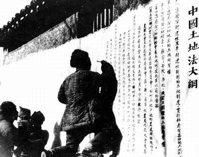 直擊50年代土地改革時期老照片：地主跪在批鬥台上，百姓分東西_歷史閣Sir - MdEditor