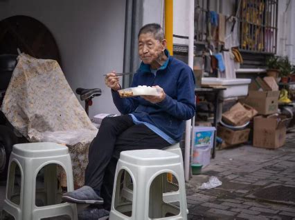拾荒助学的91岁老人，又捐出了7万元！_新闻频道_中华网