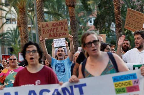 Hundreds protest Brits turning Alicante into ‘theme park for drunken ...