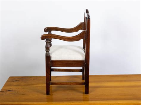 Silla infantil inglesa de caoba del siglo XIX con motivos de plumas y ...