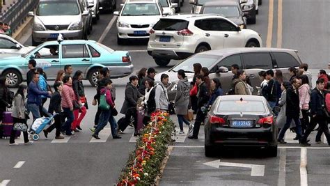 行人踏上斑马线，车就得停，否则计3分？上海交警图解何谓“机动车未按规定让行行人”|行人|让行|机动车_新浪新闻