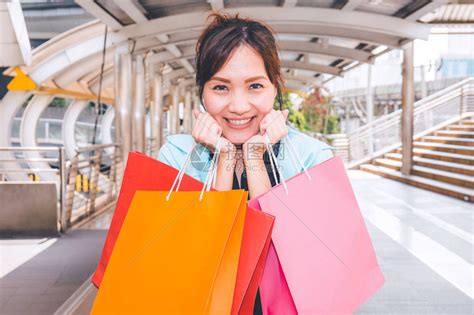 快乐的女人提着购物袋享受购物女购物高清图片下载-正版图片505390080-摄图网