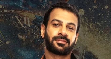 Karan Veer Mehra lifts the 'Bigg Boss 18' trophy - Cinema ...