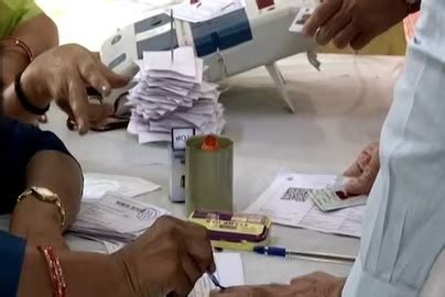 Violent voting bullets fired at many places | हिंसक मतदान,कई जगह ...
