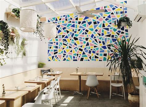 Restaurant Color Outside Building 的图像结果