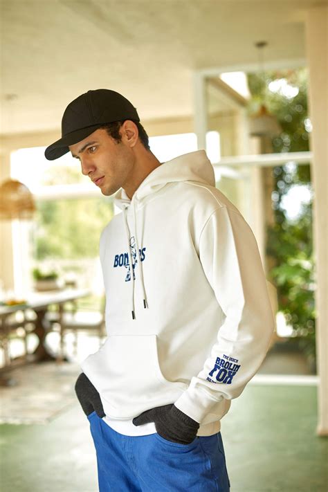 Sweatshirts & Hoodies