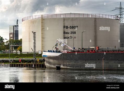 Ruhröl refinery, BP Gelsenkirchen, now BP Refining & Petrochemicals GmbH, tanks and operations ...