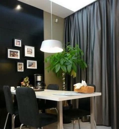 77平灰白莫兰迪复式公寓设计，绿色装饰给人一种简约温馨的感觉