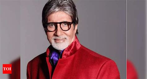 Injured hand draped in 'homemade sling', Amitabh Bachchan returns for ...