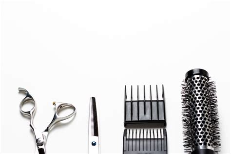 Scissors and comb on a white background copy space | Premium Photo