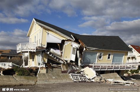 开屏新闻-直击漾濞震中｜房屋倒塌严重，救援人员逐家排查确认有无被困群众