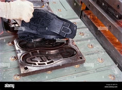 Compression Molding Process Shoe 的图像结果