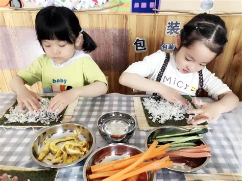 【幼儿园里享美食】“美味寿司DIY”活动缤纷绽放_万婴克拉美丽幼儿园_万婴教育