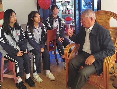 浙大中学学生到离休老干部家中听老人讲抗美援朝的故事-龙泉新闻网