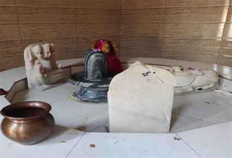 फतेहाबाद में शिव परिवार व हनुमान जी की मूर्ति खंडित, पुलिस कर रही मामले ...