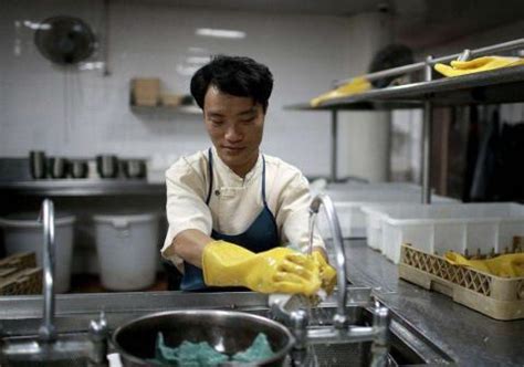 香港洗碗工月收入过万，约是内地的3倍，为何却没什么人想去？|洗碗工|工资|招聘_新浪新闻