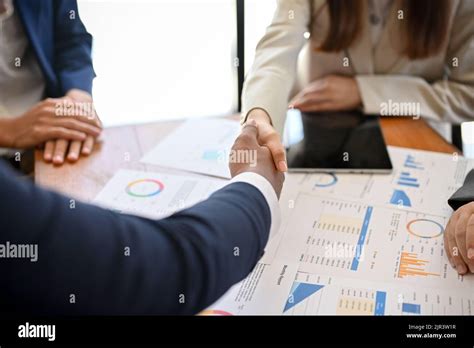 Businessman Shaking Hands 的图像结果