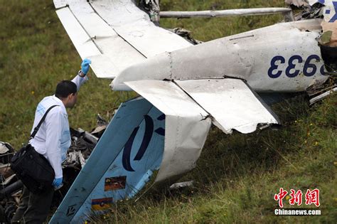 哥伦比亚一架小型飞机坠毁 4人死亡(高清组图)_新闻中心_新浪网