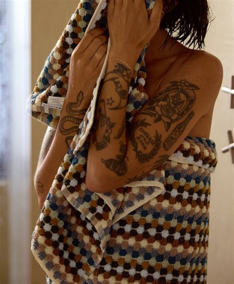 Double Bed vs. Queen Bed: What's the Difference? – Parachute Home