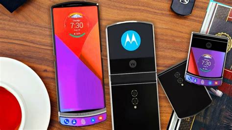 Motorola RAZR V4 foldable review smartphone first look - YouTube