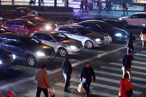 在北京实际体验开车礼让斑马线，顺畅交通可不只是机动车的事_凤凰网视频_凤凰网