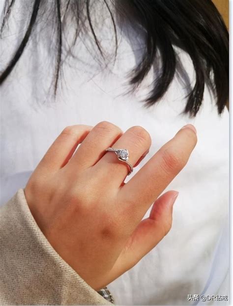 订婚钻戒戴哪个手指(订婚戒指戴哪个手指，订婚戒指什么牌子好？) - 【爱喜匠】